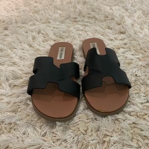 Flat heel, black strap slide sandal / flat mule